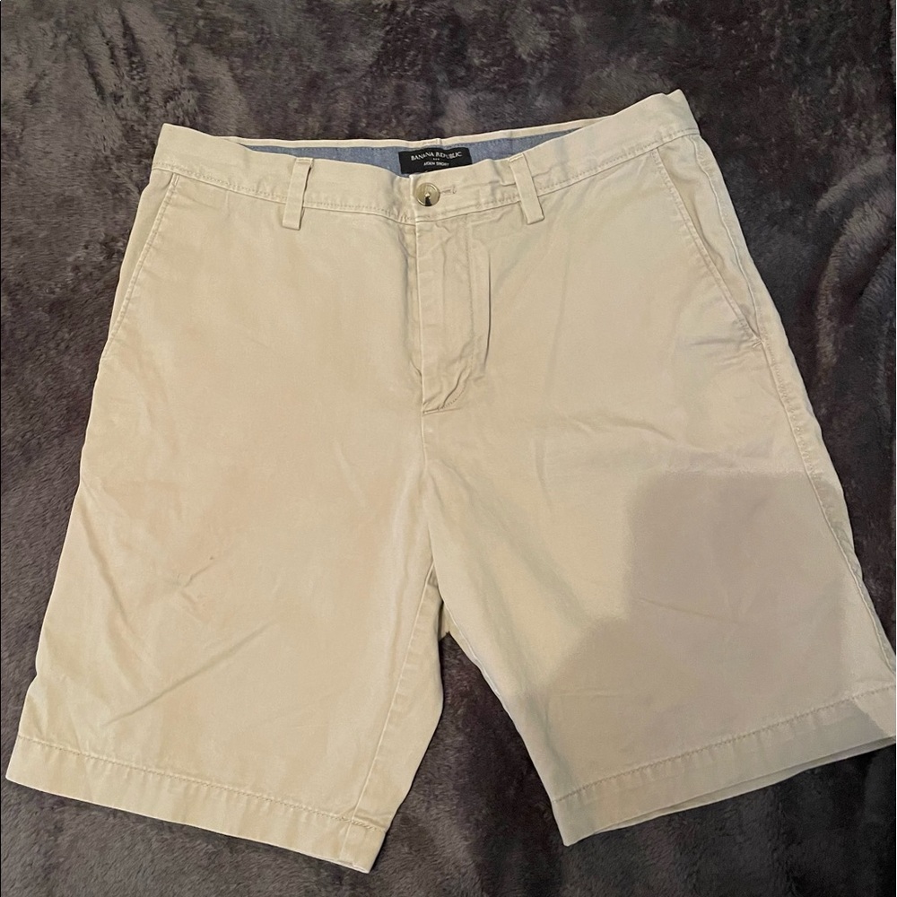 BANANA REPUBLIC Khaki Chino Shorts Size 31